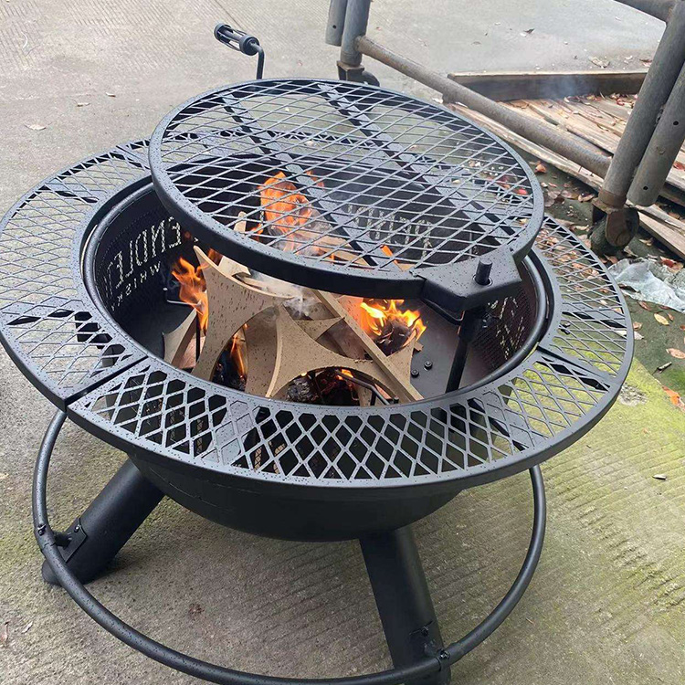 Pozo de fuego con parrilla de barbacoa de carbón al aire libre sobre mesa