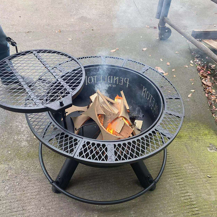 Pozo de fuego con parrilla de barbacoa de carbón al aire libre sobre mesa